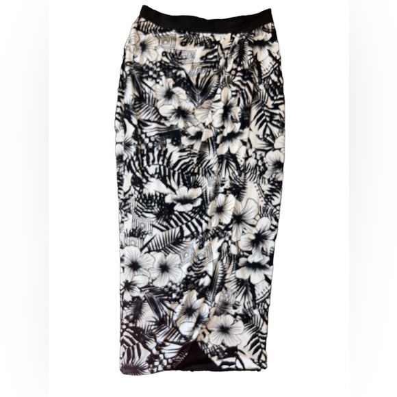 Living doll vacation skirt. Fully lined and comfortable. Size L - Picture 1 of 3